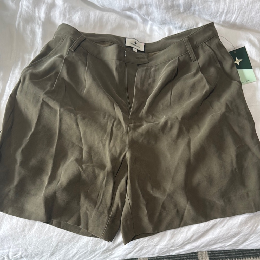 Tuckernuck Green Bermuda Shorts Tailored Pleated Design NWT
